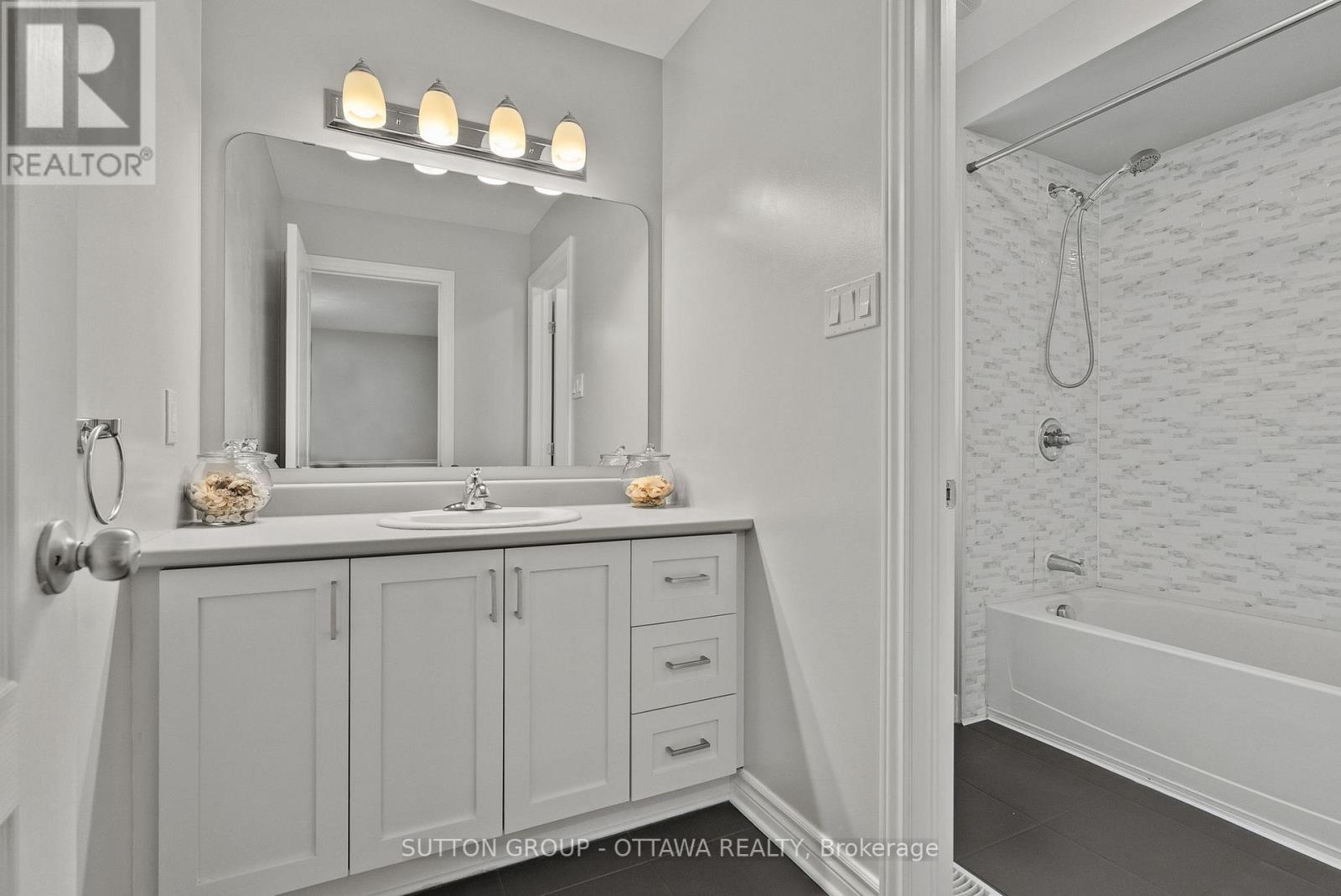 708 Hazelnut Crescent Property Photo 39