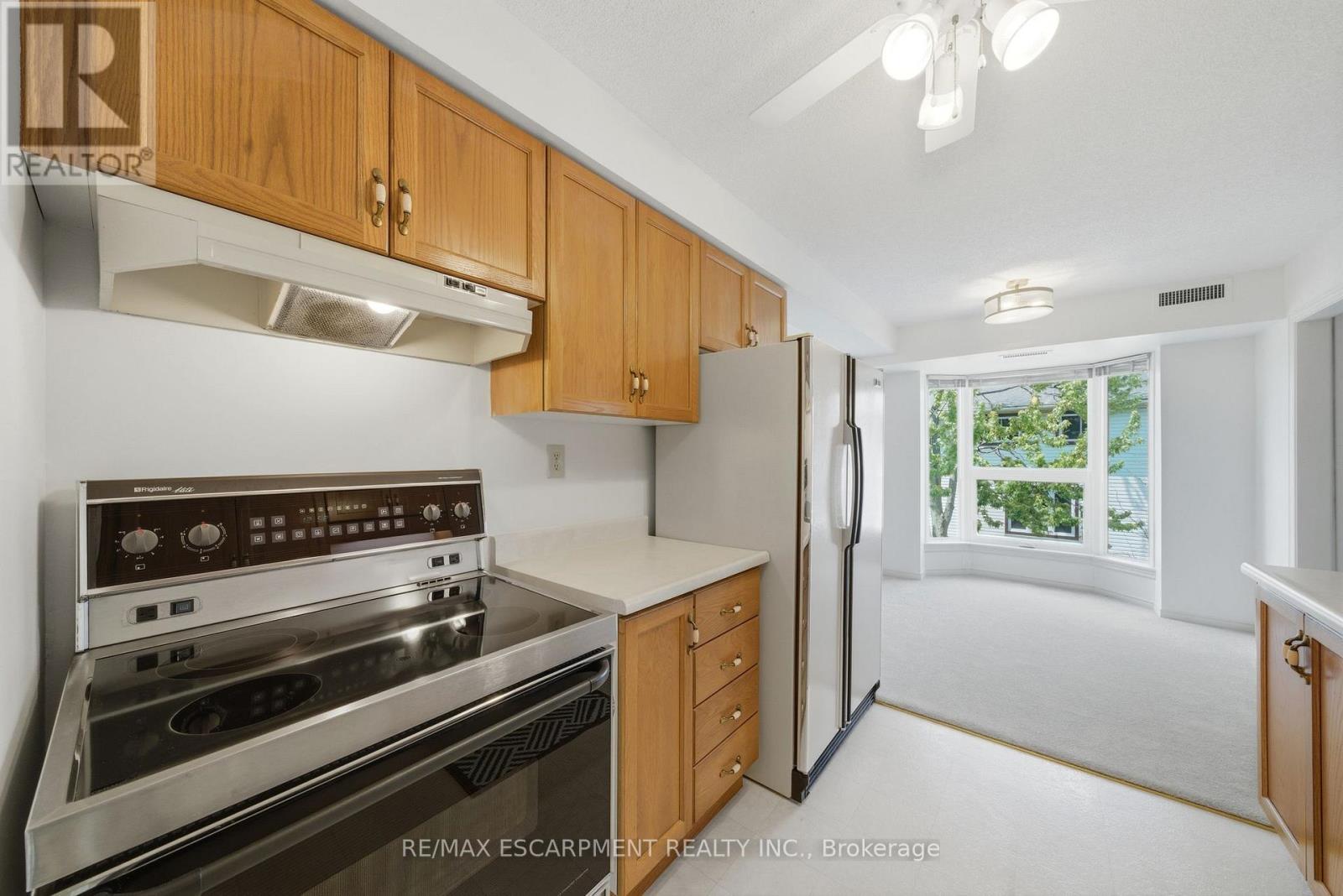 303 - 416 Limeridge Road E Property Photo 13