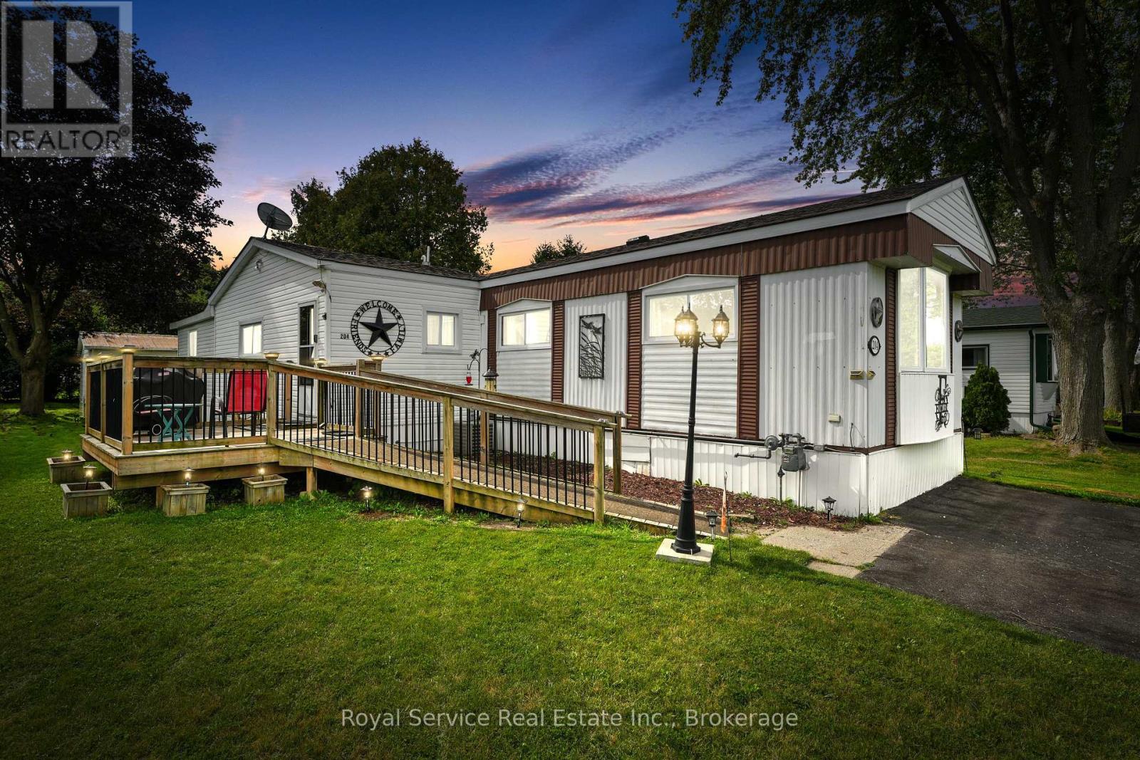 204 Lynn Crescent Property Photo 1