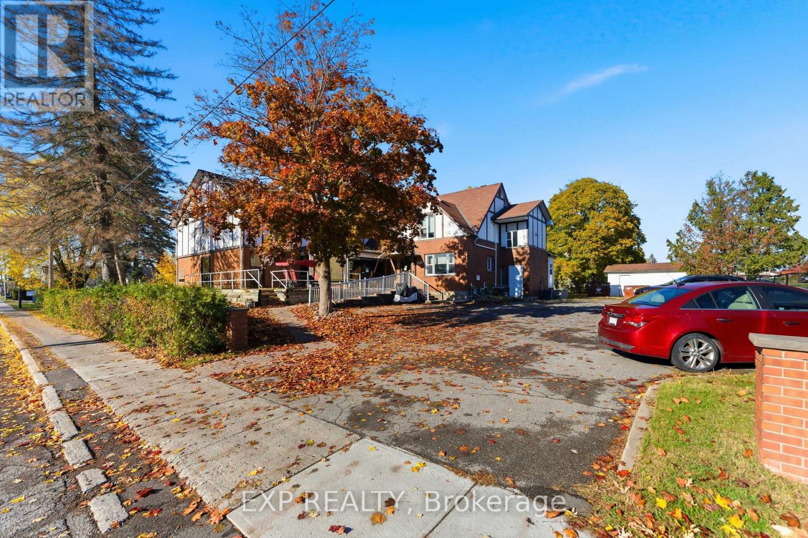 2526 Laurier Street Property Photo 2