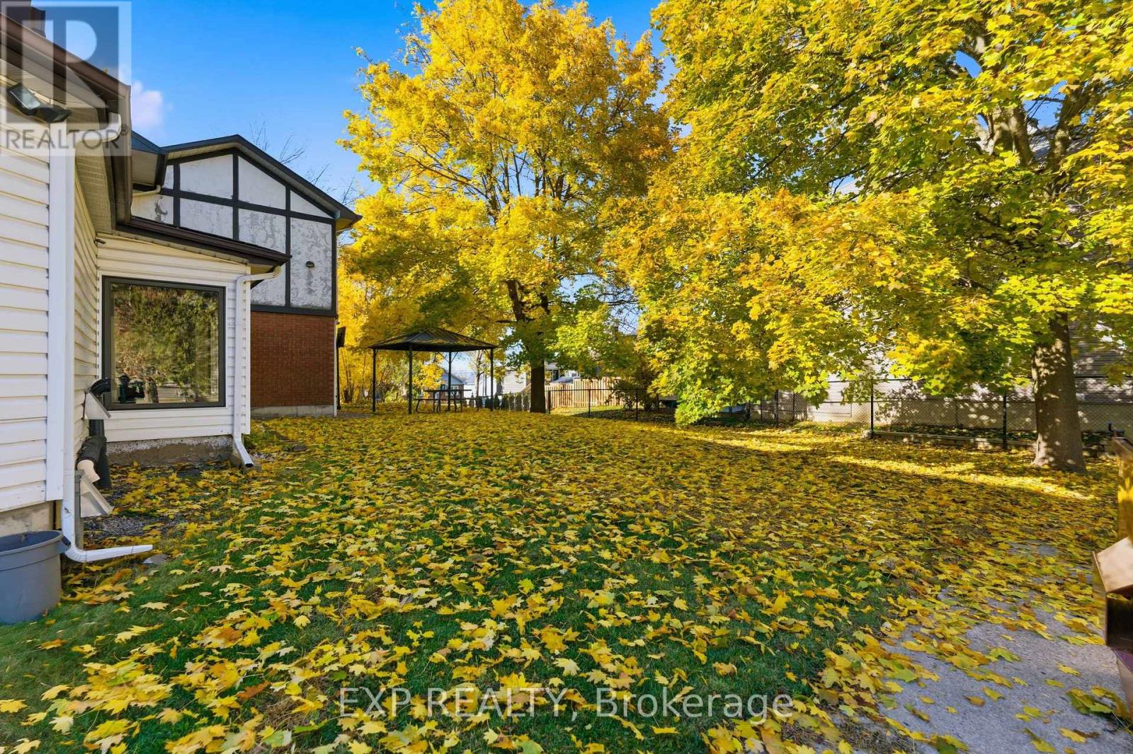 2526 Laurier Street Property Photo 3