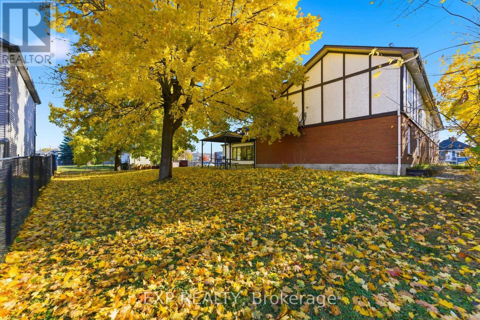 2526 Laurier Street Property Photo 4