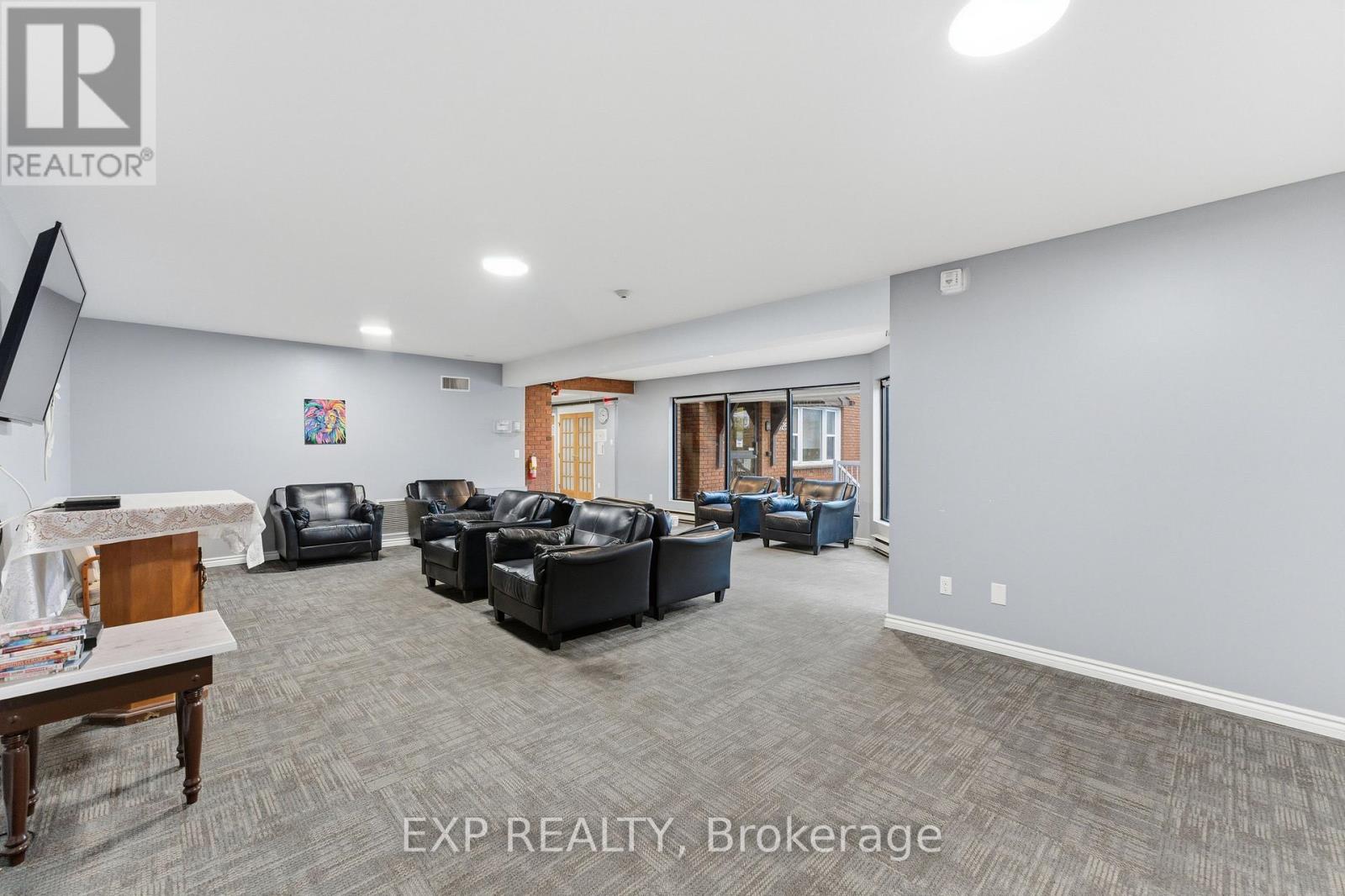2526 Laurier Street Property Photo 5
