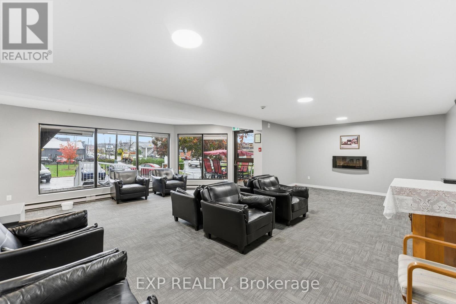 2526 Laurier Street Property Photo 6