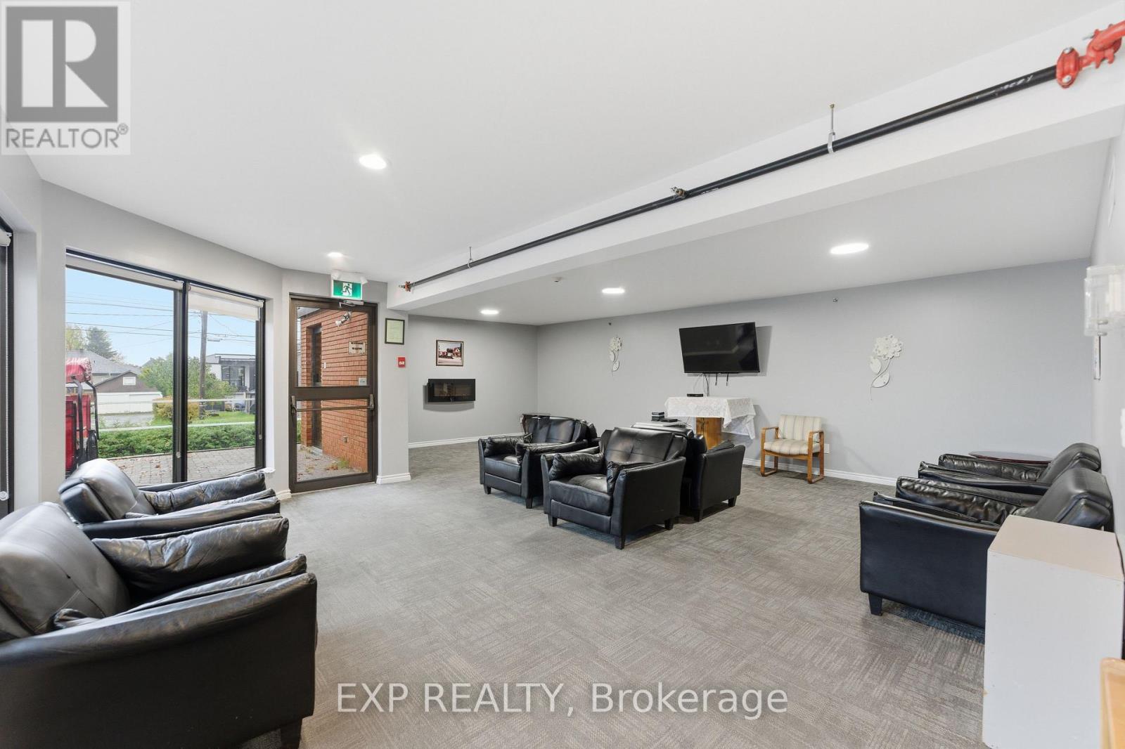 2526 Laurier Street Property Photo 7