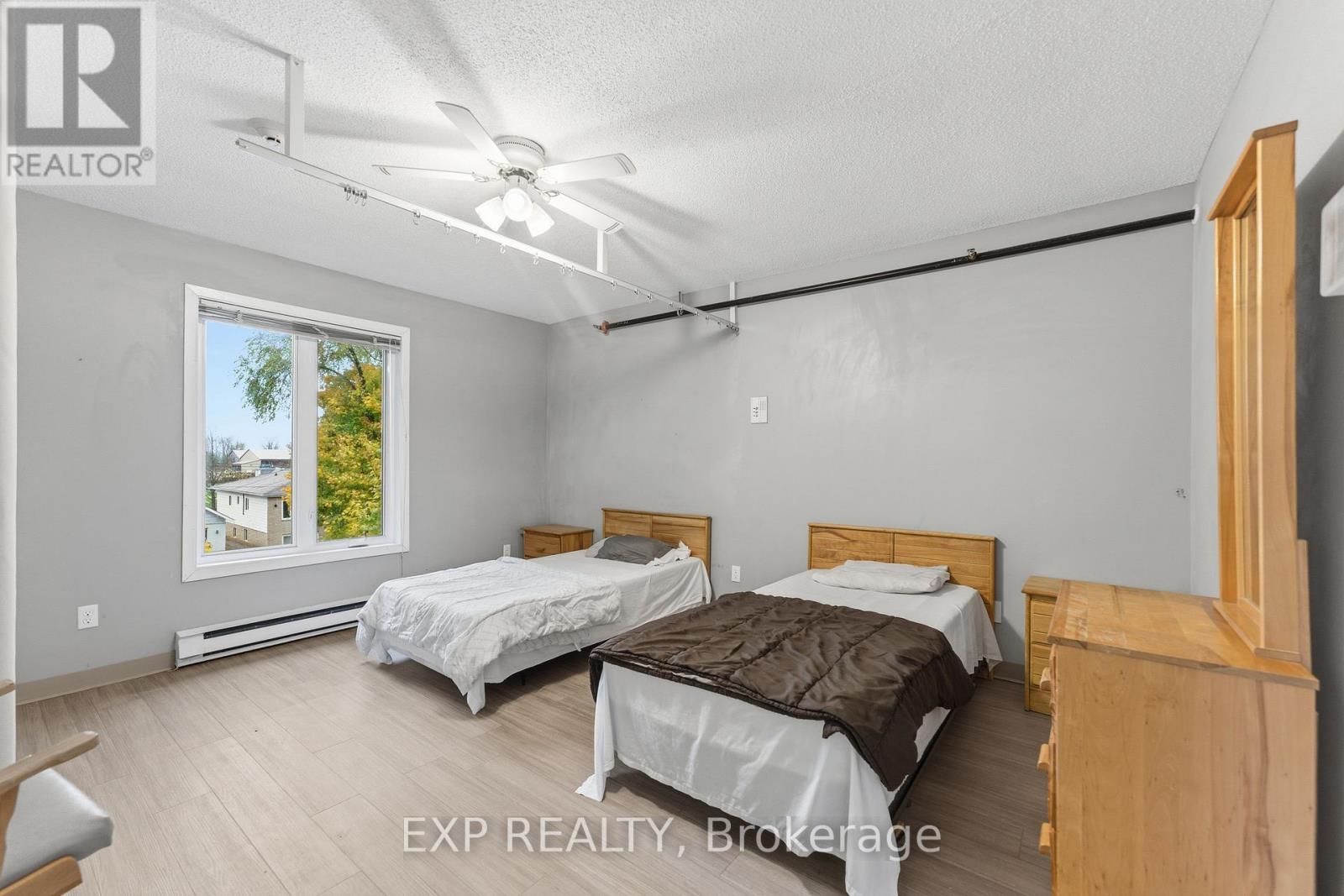 2526 Laurier Street Property Photo 24