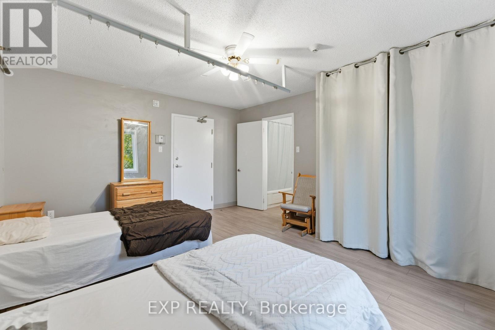 2526 Laurier Street Property Photo 25