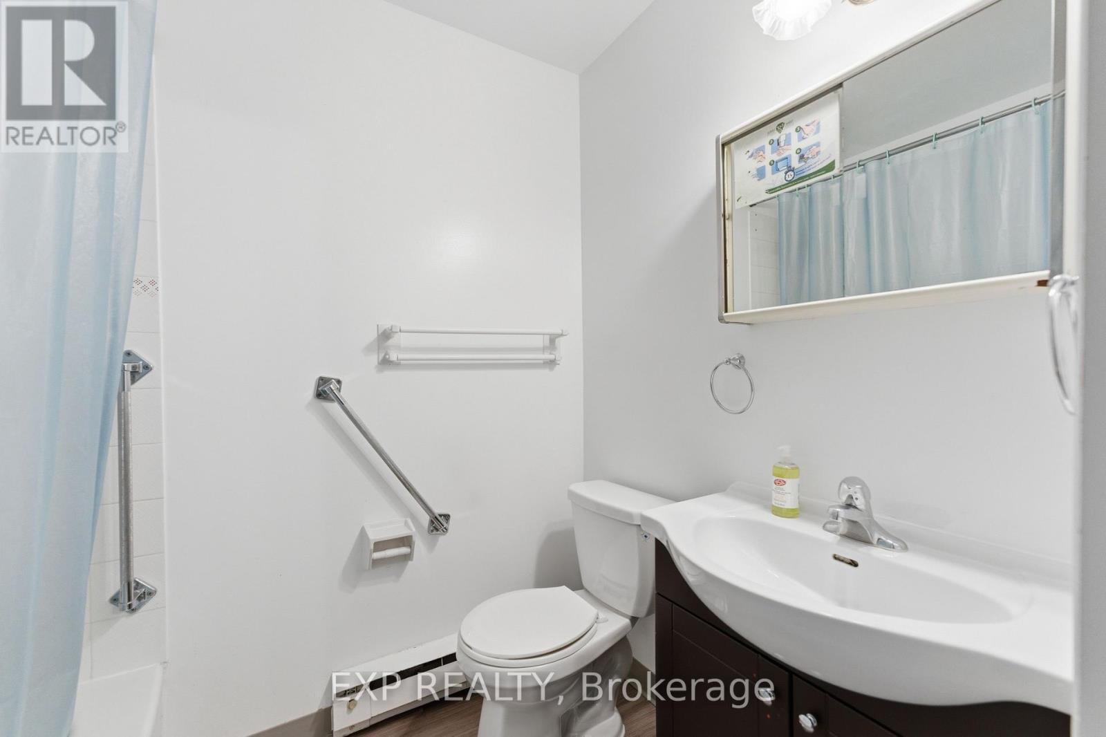 2526 Laurier Street Property Photo 26