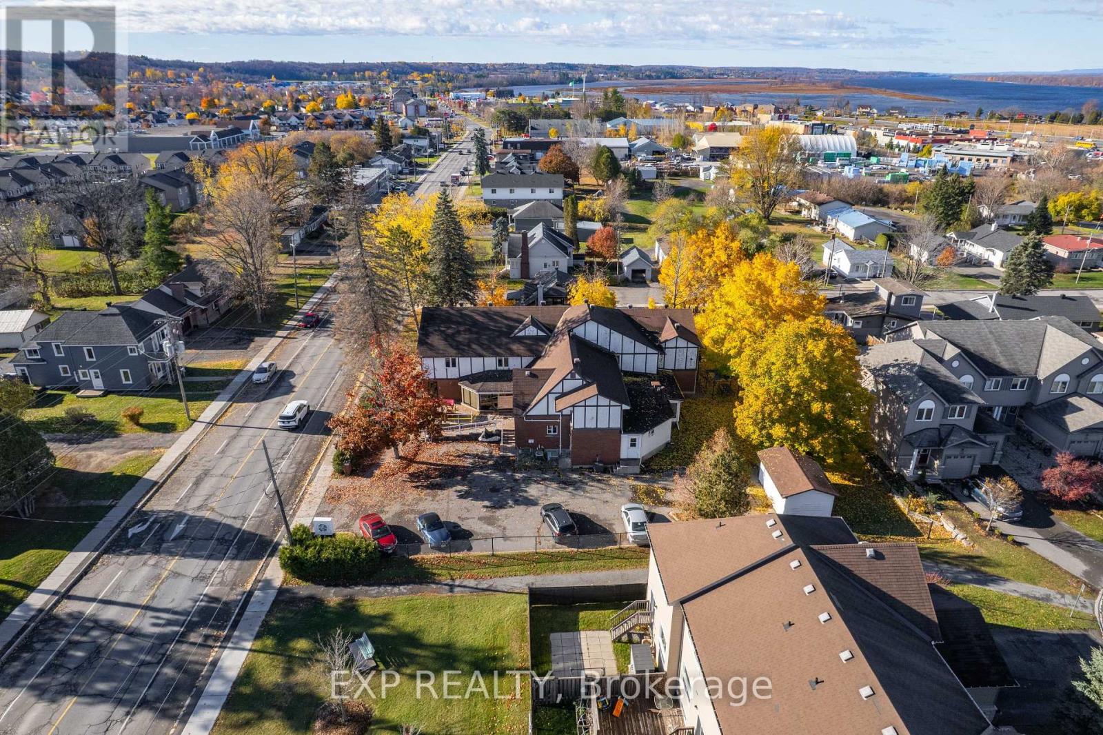 2526 Laurier Street Property Photo 35