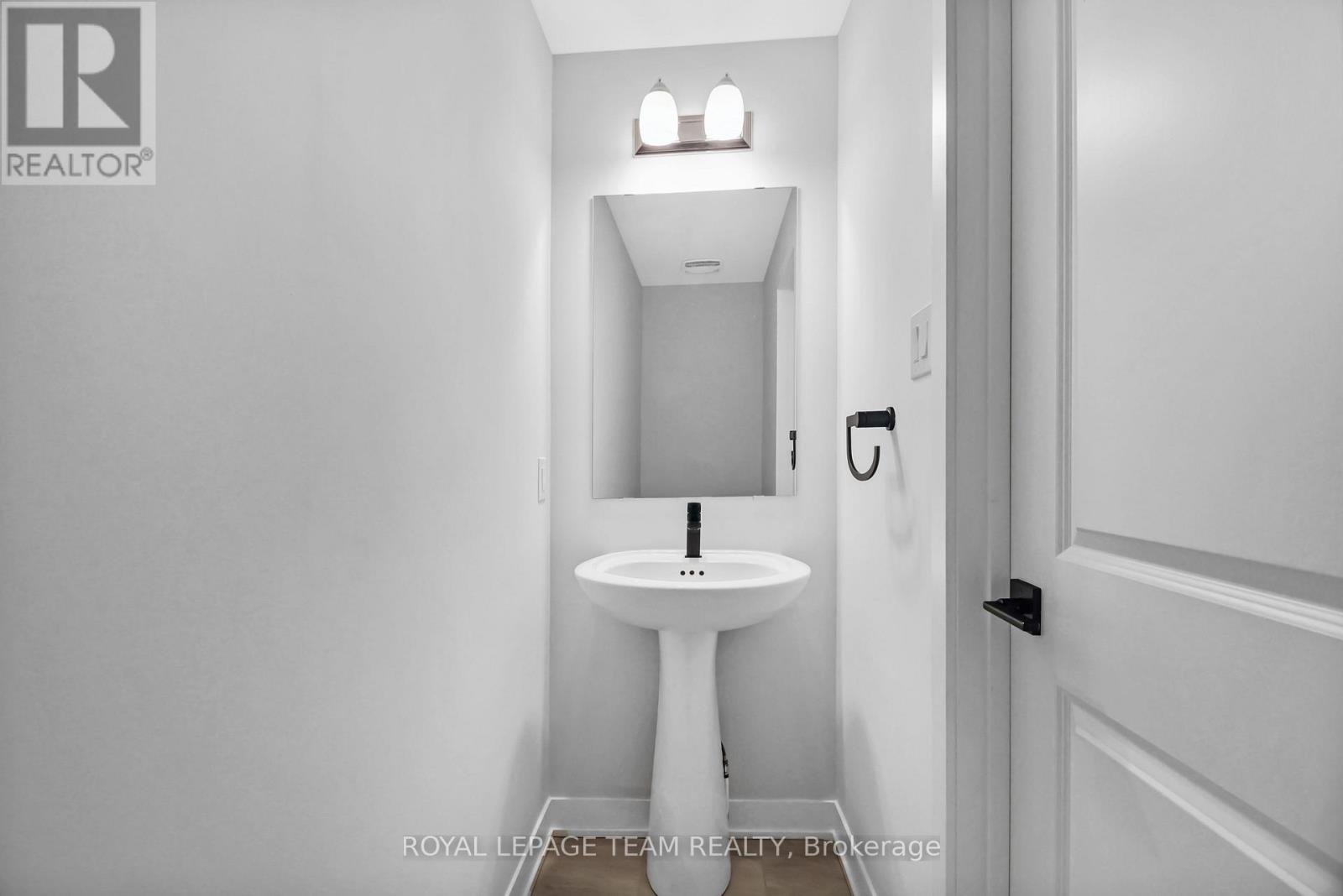 802 Parnian Private Property Photo 4