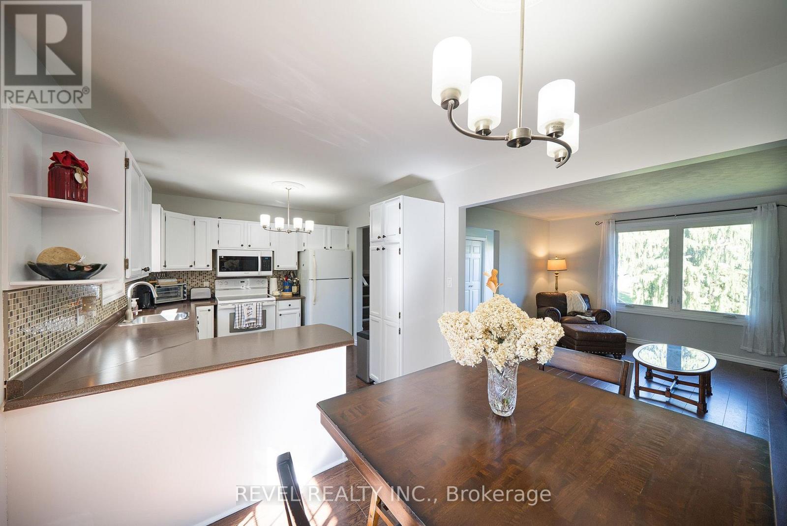 218 Mechanic Street W Property Photo 7