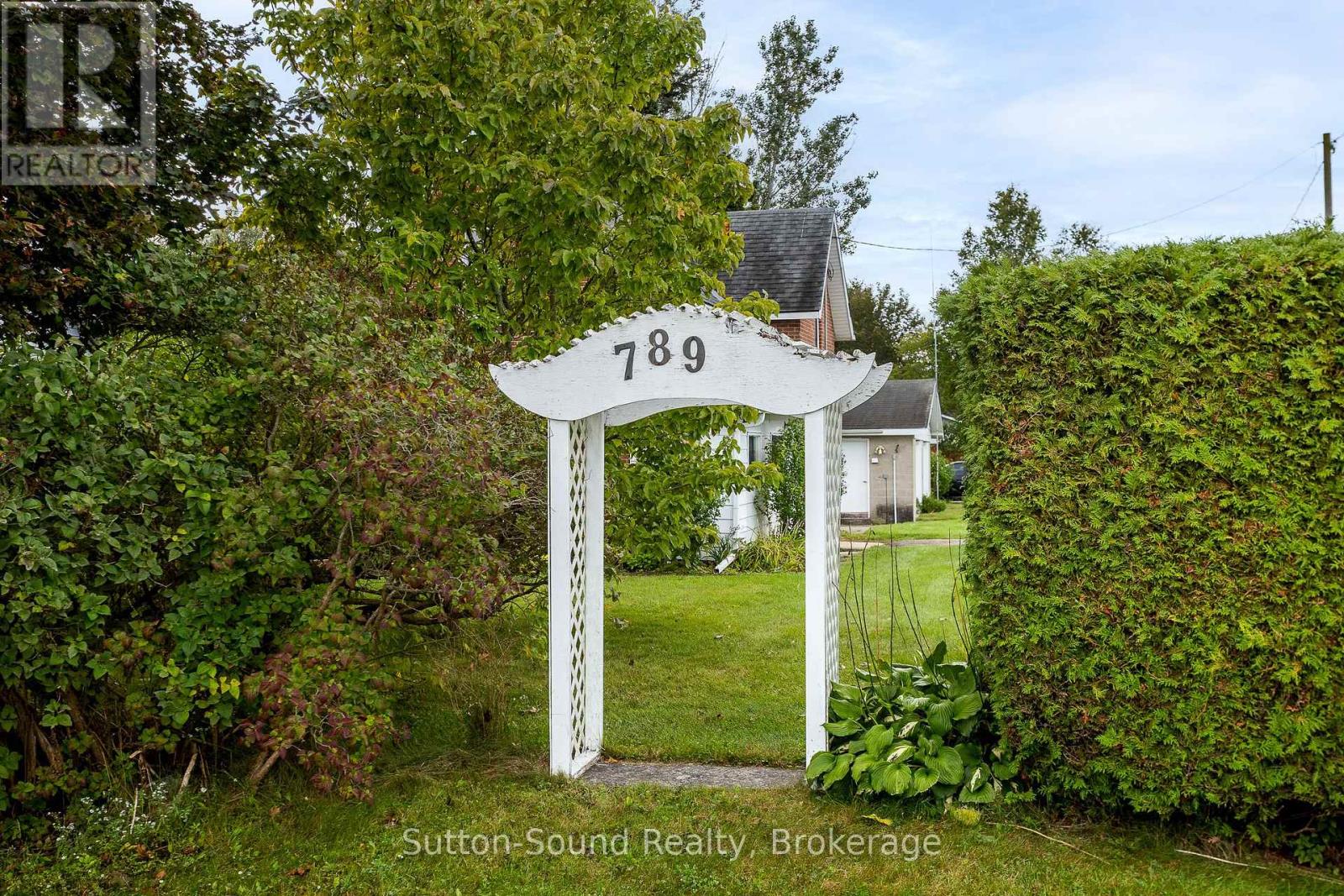 789 24th St West Street W Property Photo 2