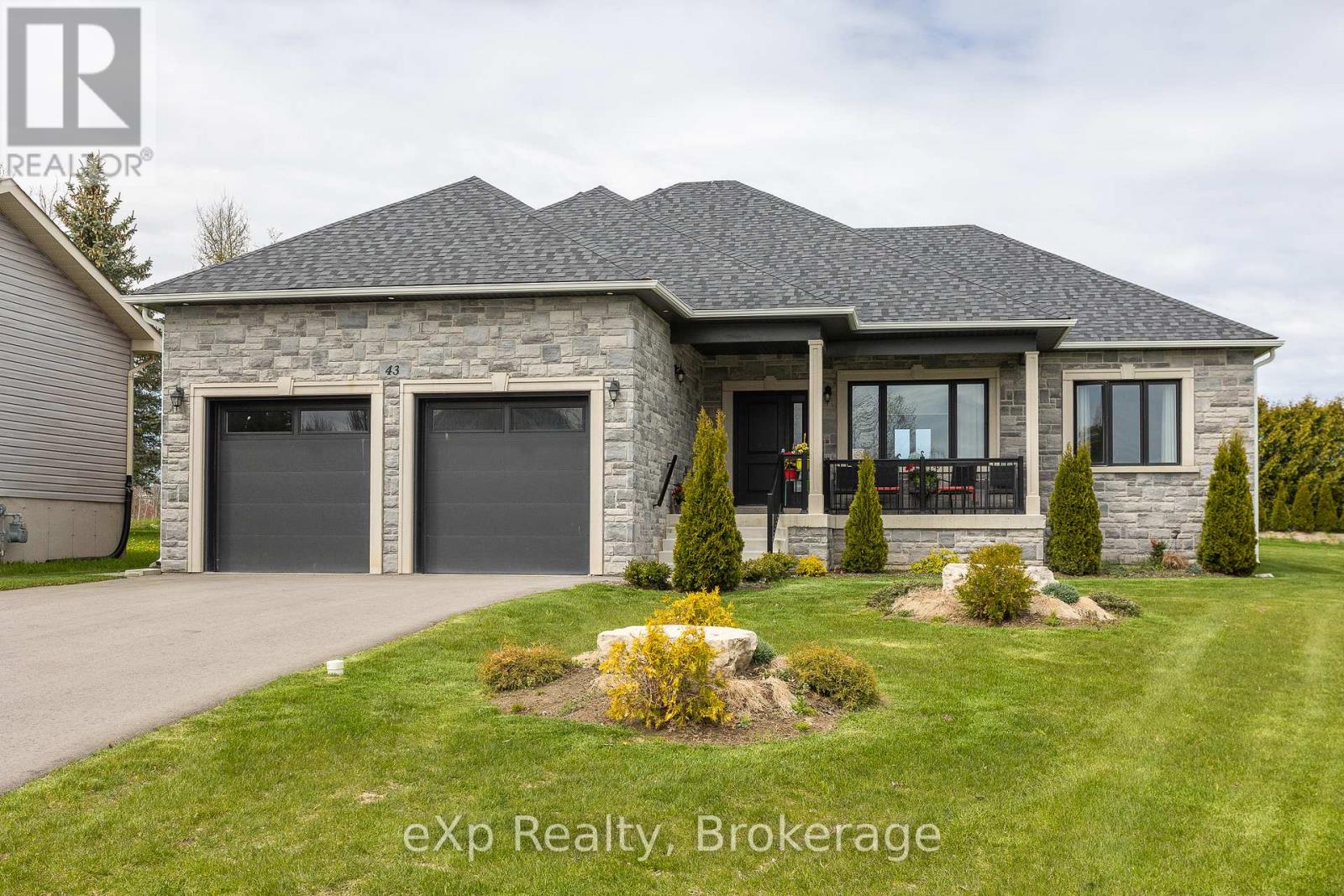 43 COUNTRY CRESCENT Property Photo 1