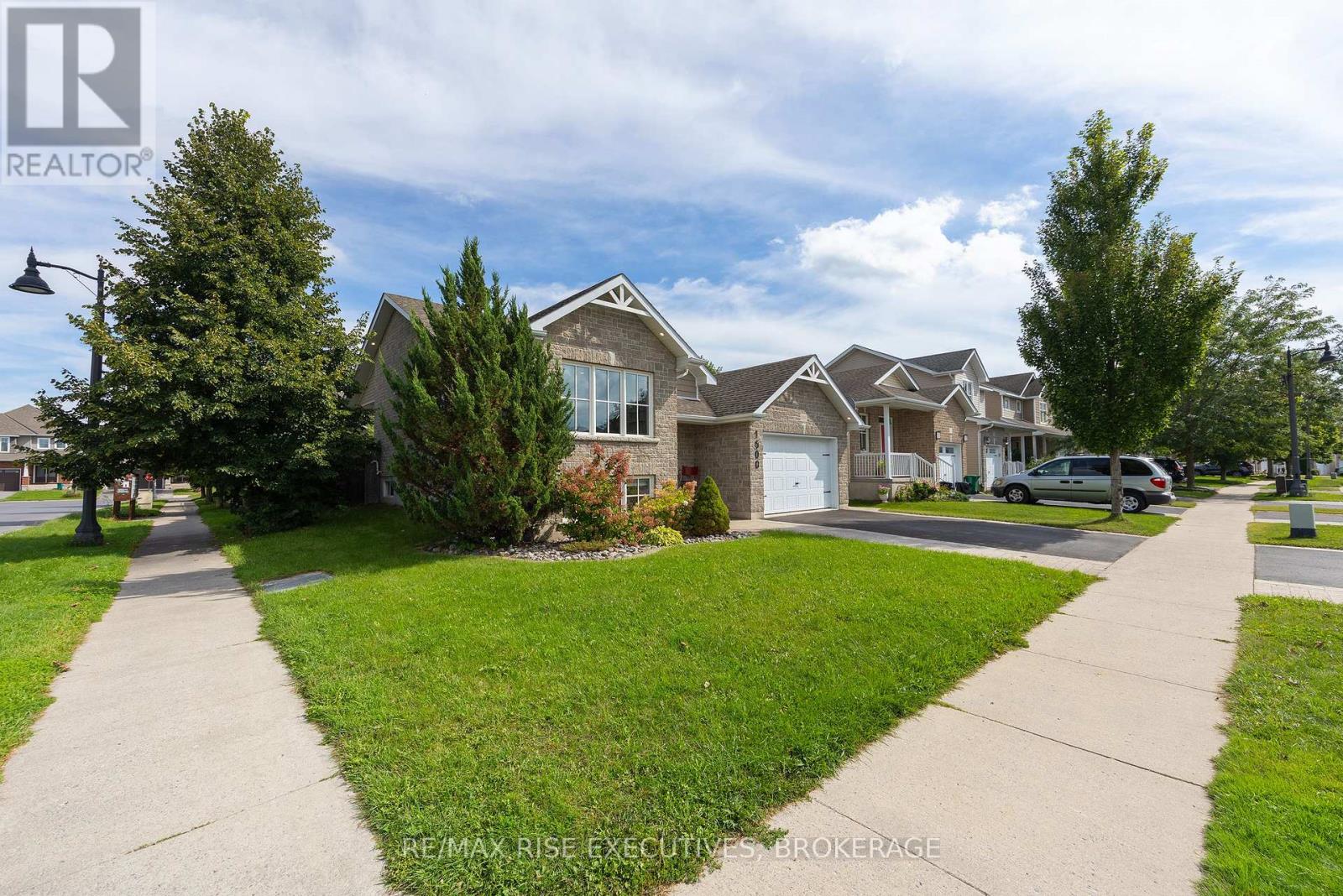 1500 Crimson Crescent Property Photo 2