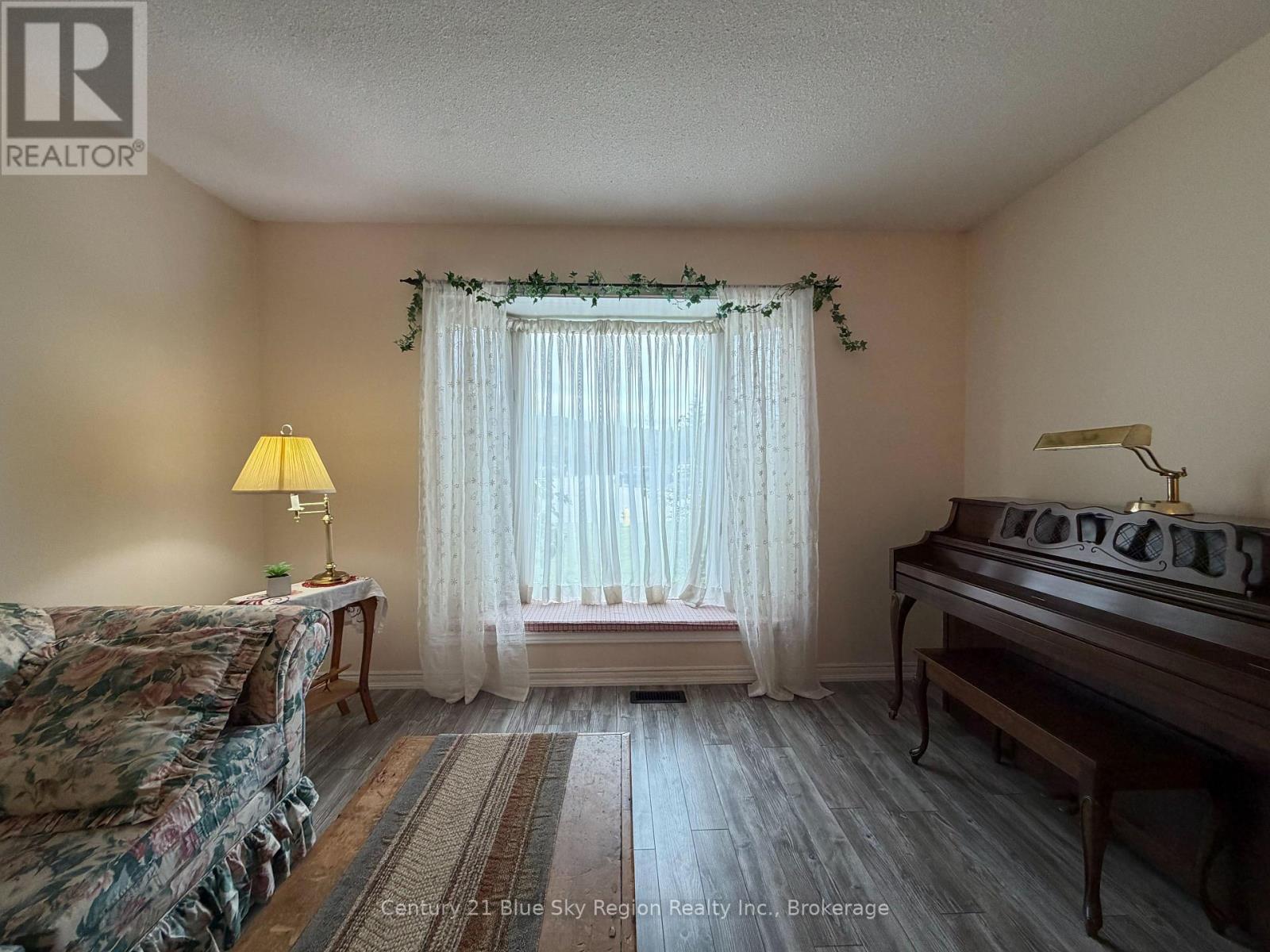 8 Found Court Property Photo 10