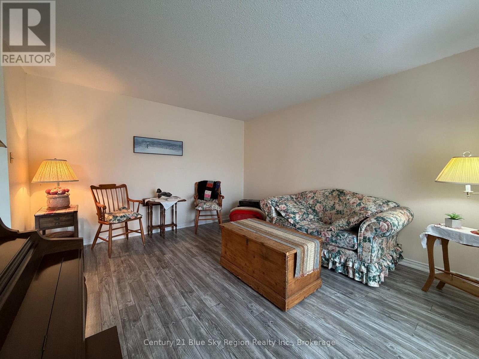 8 Found Court Property Photo 11