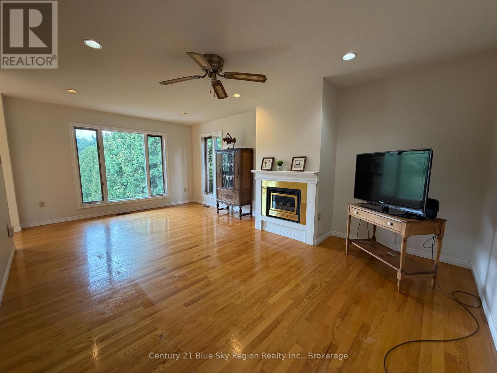 8 Found Court Property Photo 18