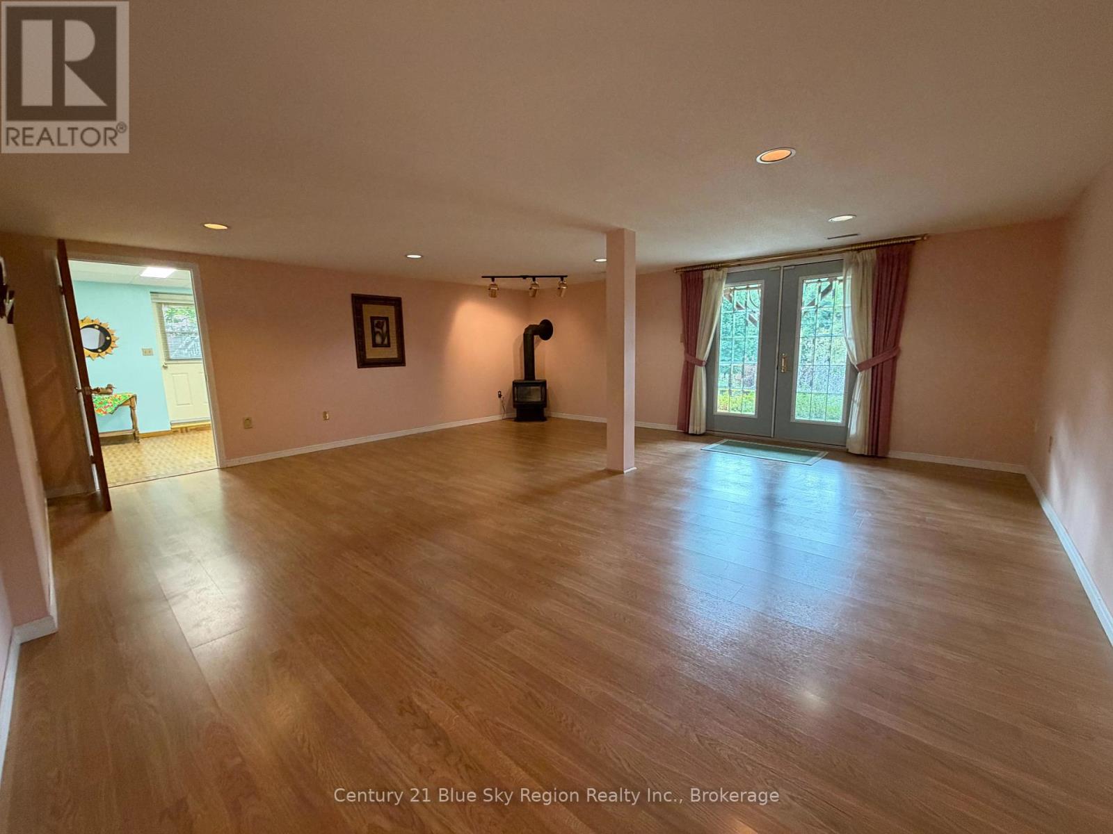 8 Found Court Property Photo 32