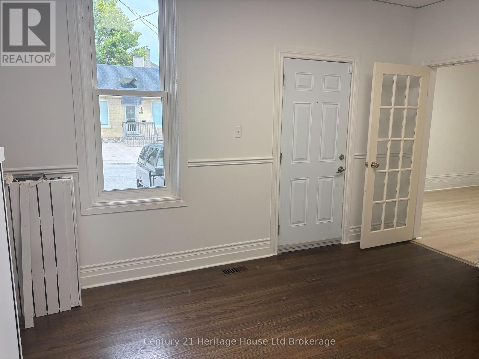 21 Wellington Street N Property Photo 3
