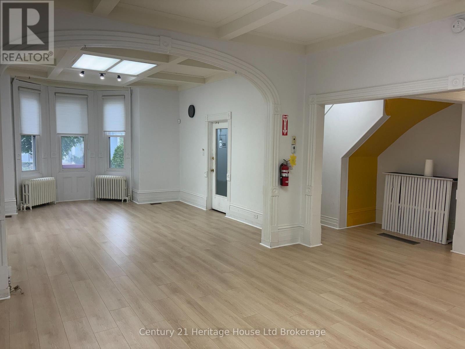 21 Wellington Street N Property Photo 7