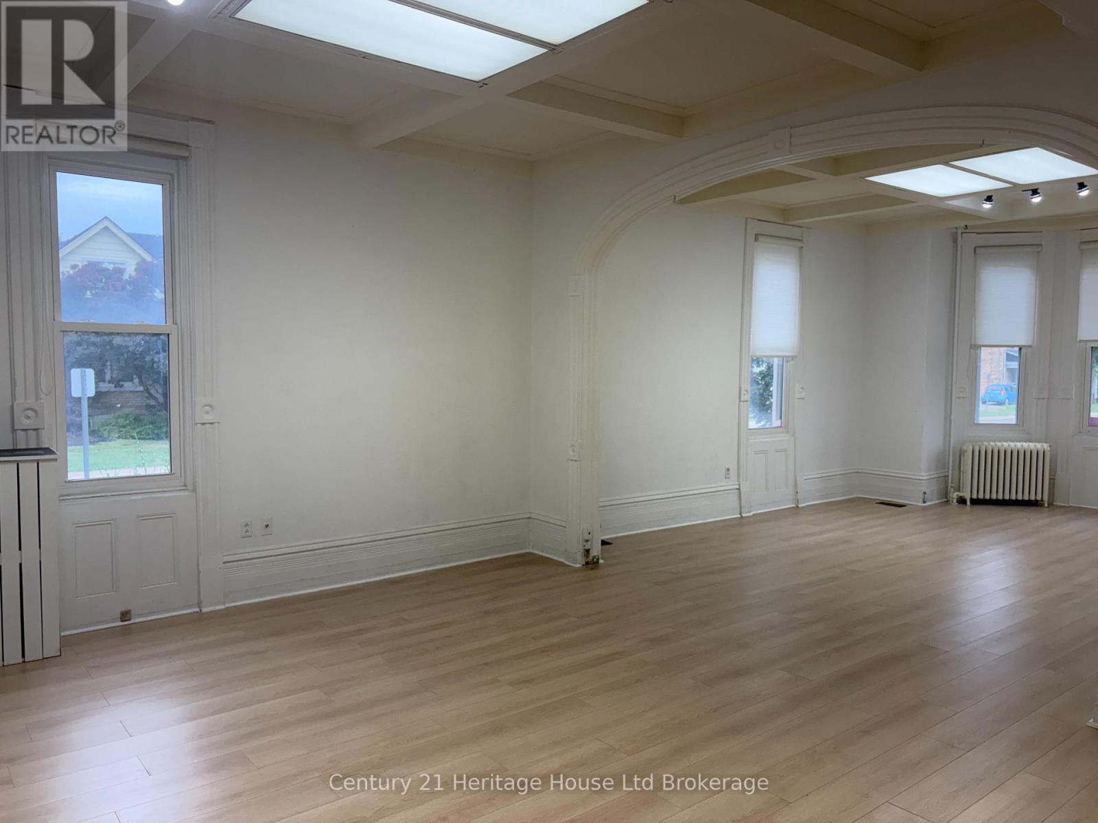 21 Wellington Street N Property Photo 8