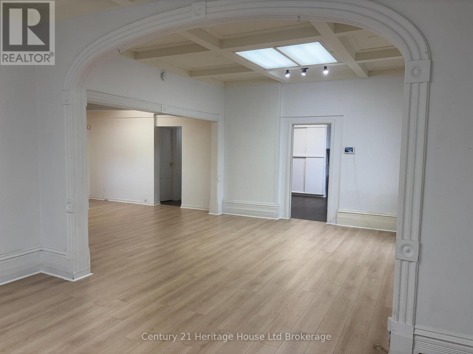 21 Wellington Street N Property Photo 9