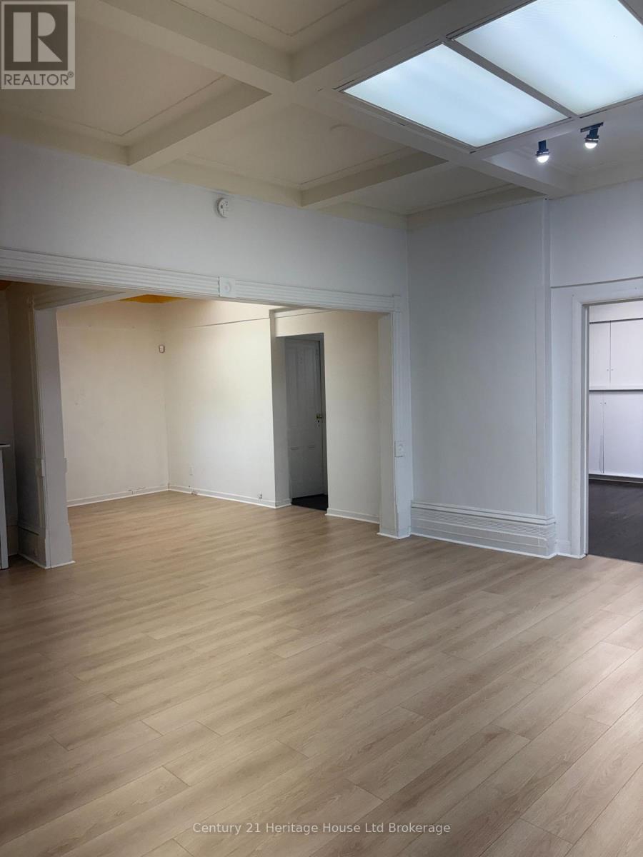 21 Wellington Street N Property Photo 10