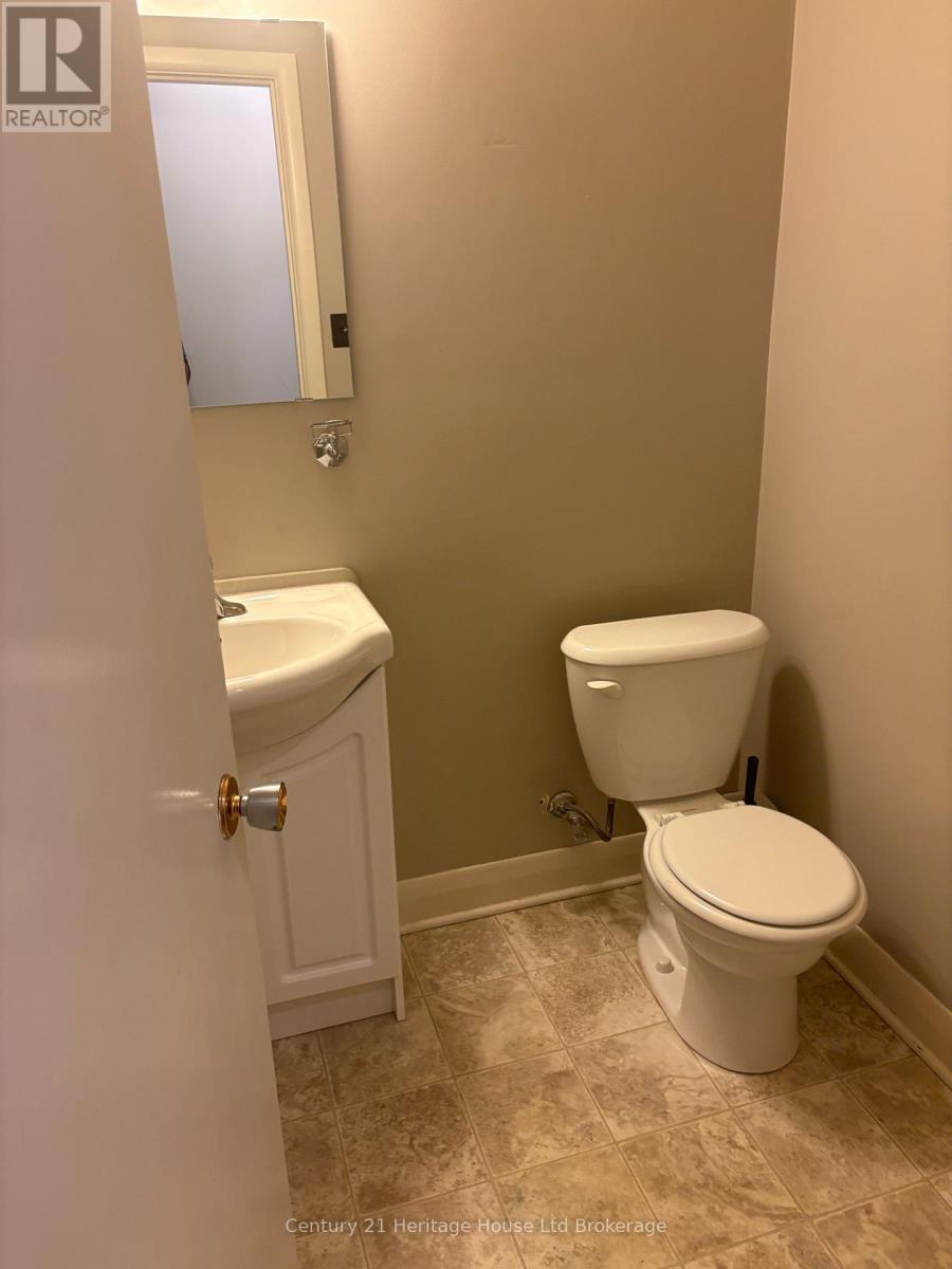 21 Wellington Street N Property Photo 26