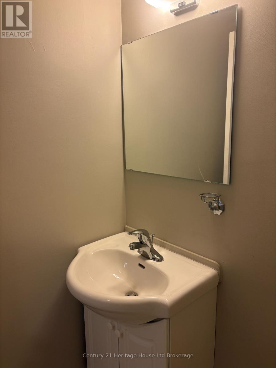 21 Wellington Street N Property Photo 27