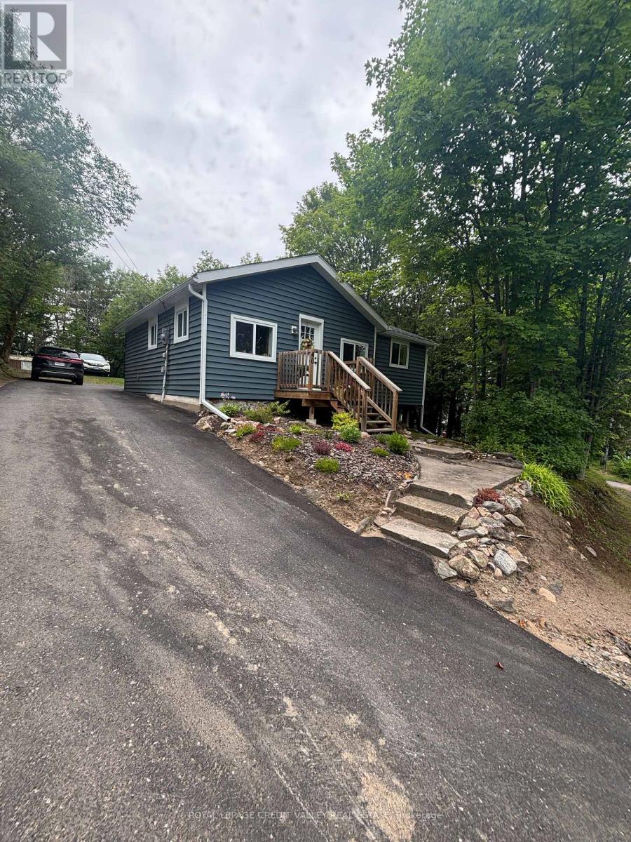 40 CLEAK AVENUE N Property Photo 1