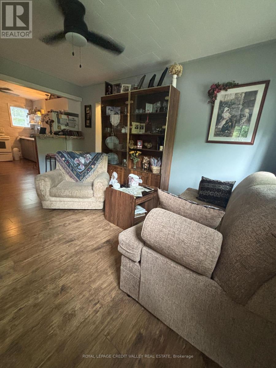 40 Cleak Avenue N Property Photo 7