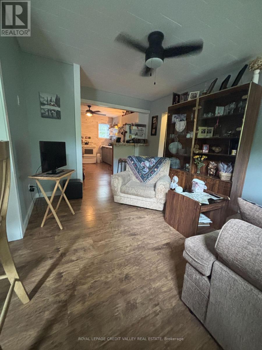 40 Cleak Avenue N Property Photo 8