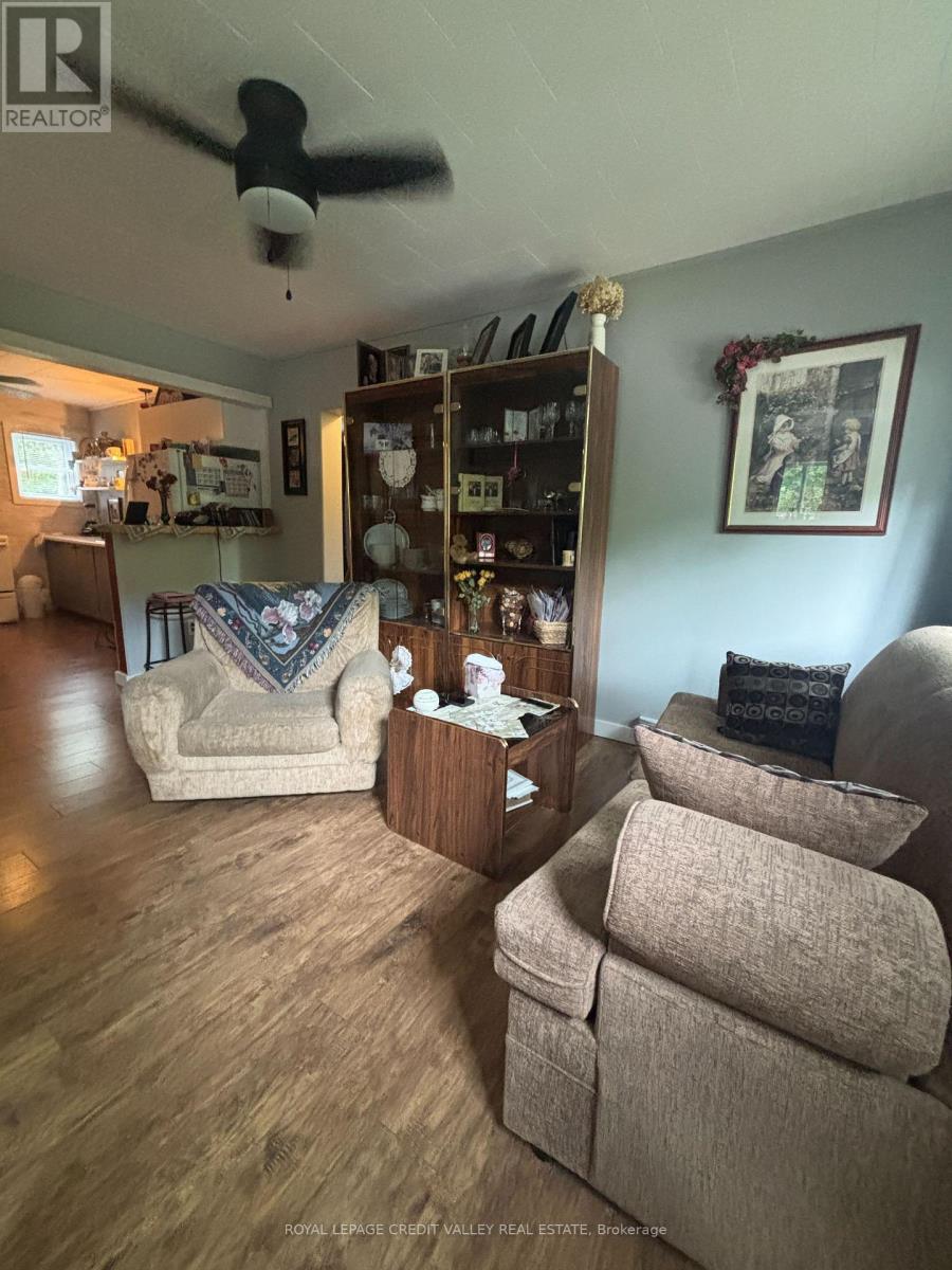 40 Cleak Avenue N Property Photo 9
