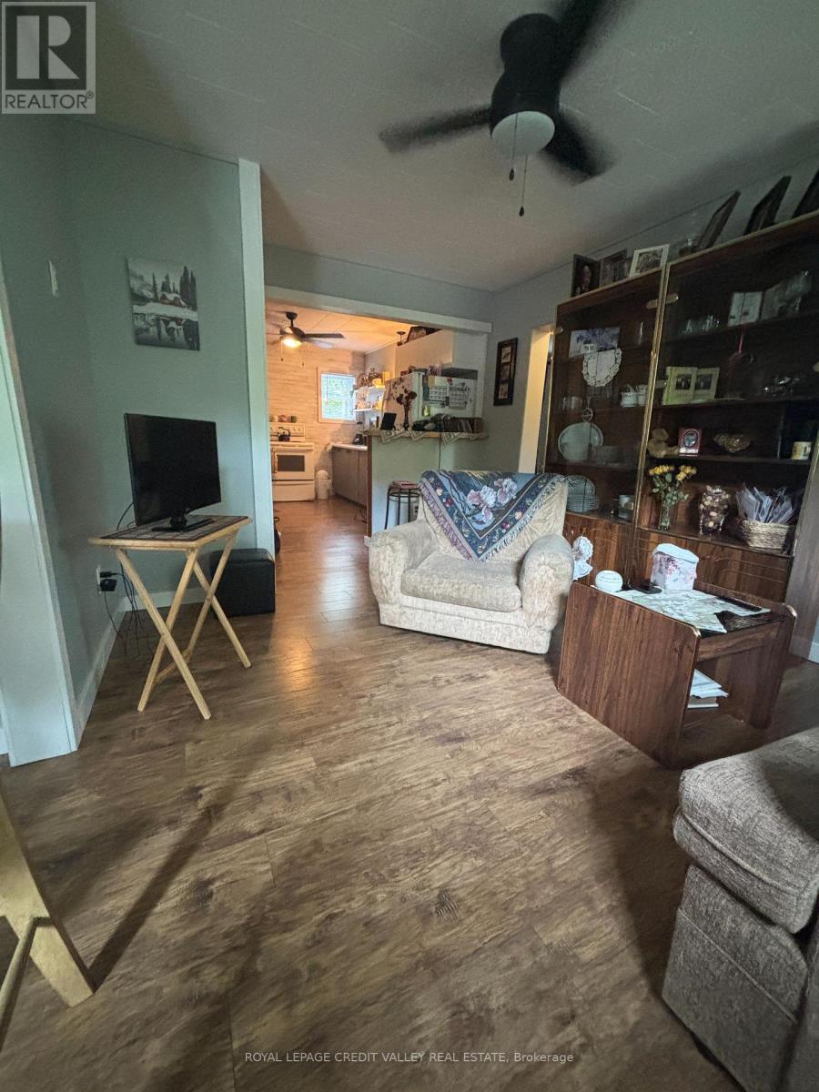 40 Cleak Avenue N Property Photo 10