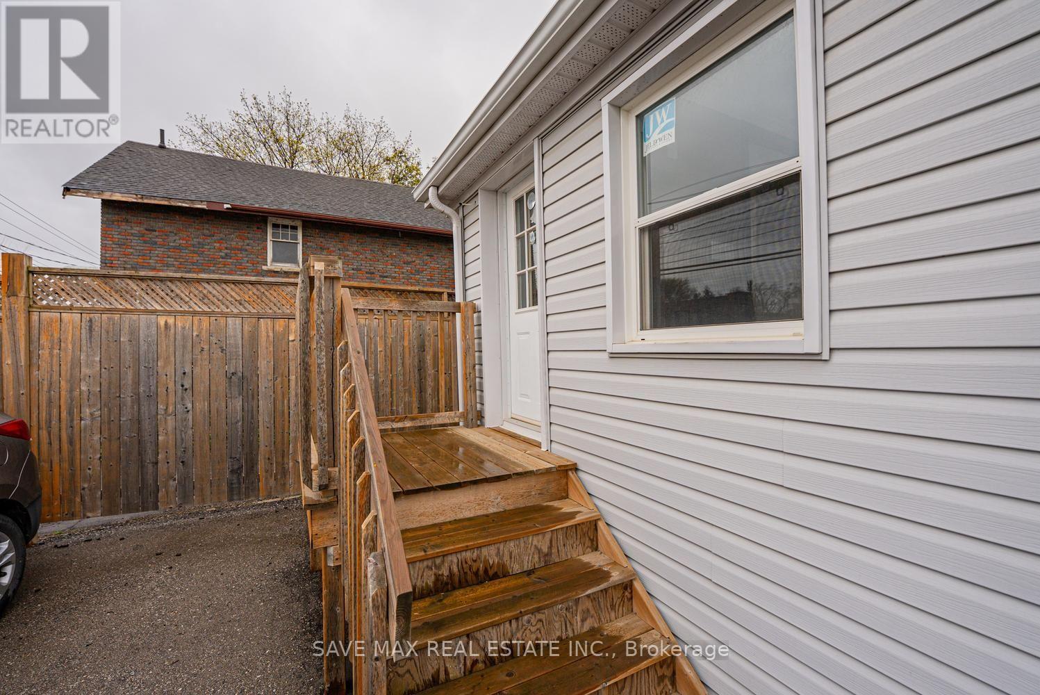 4 Beaumont Crescent S Property Photo 10