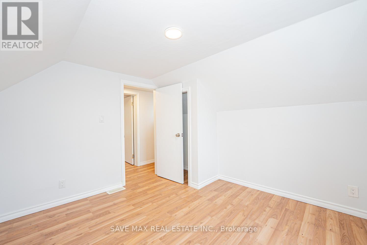 4 Beaumont Crescent S Property Photo 29