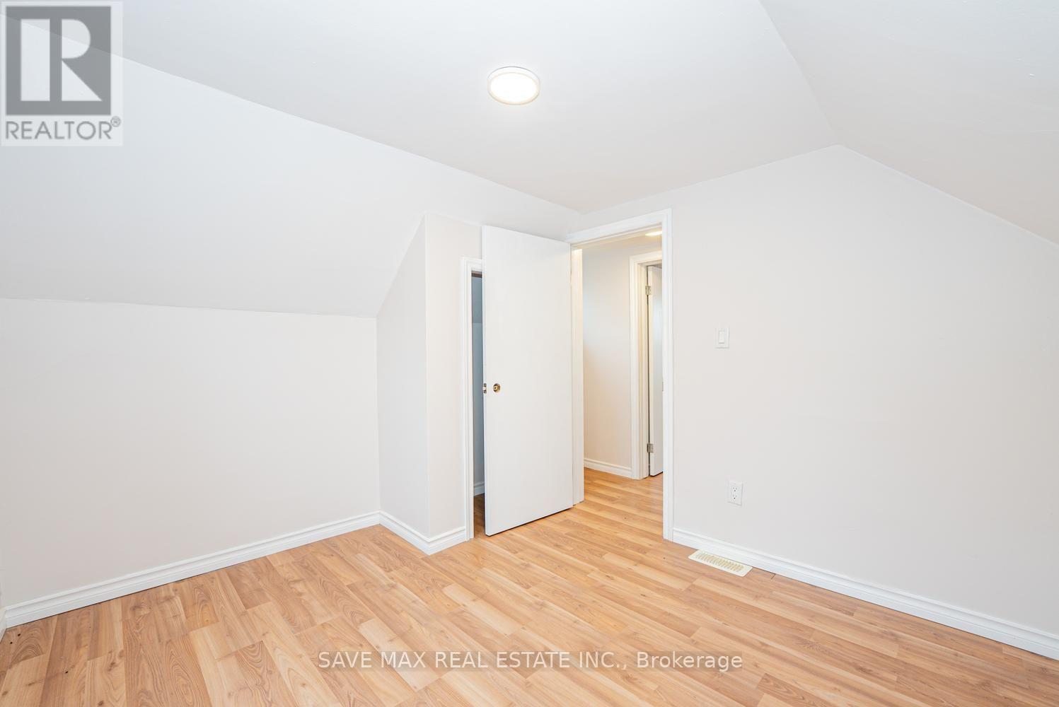 4 Beaumont Crescent S Property Photo 31