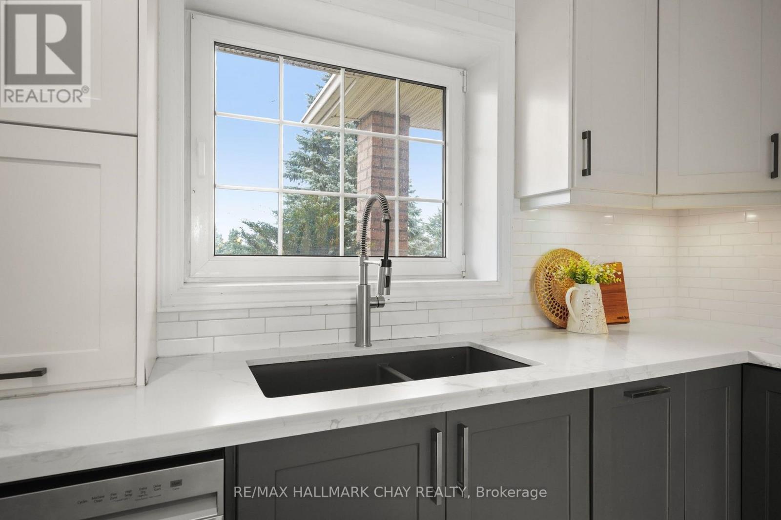 958375 E 7th Line Property Photo 10