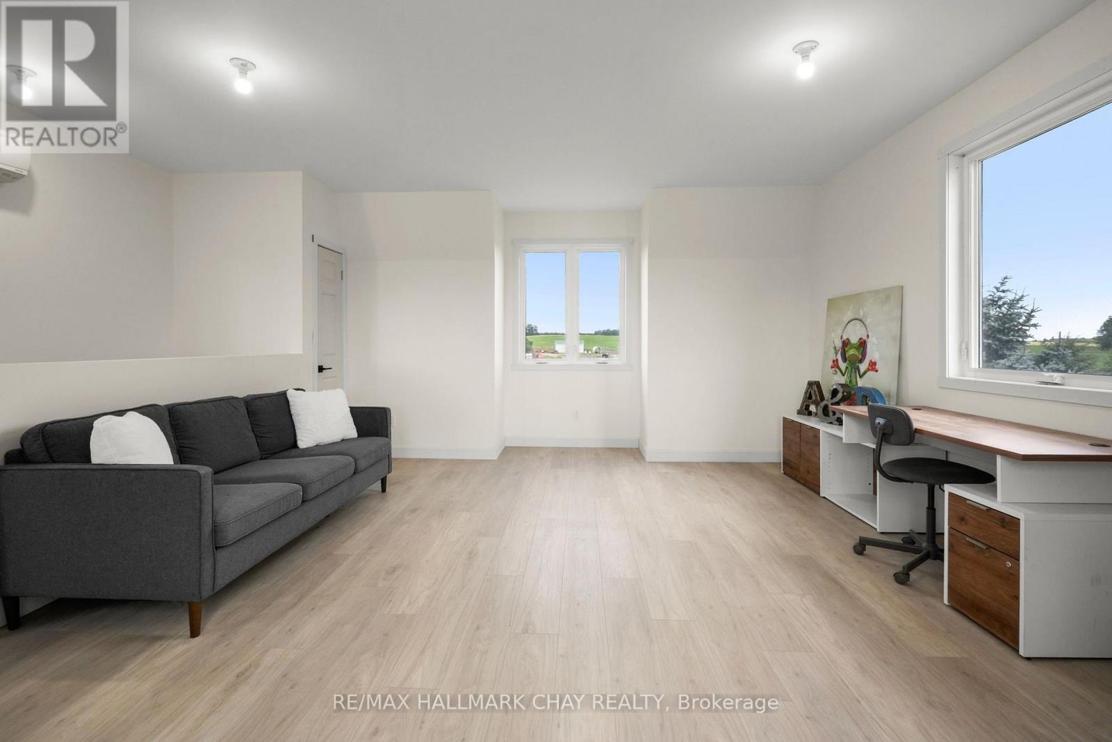 958375 E 7th Line Property Photo 32