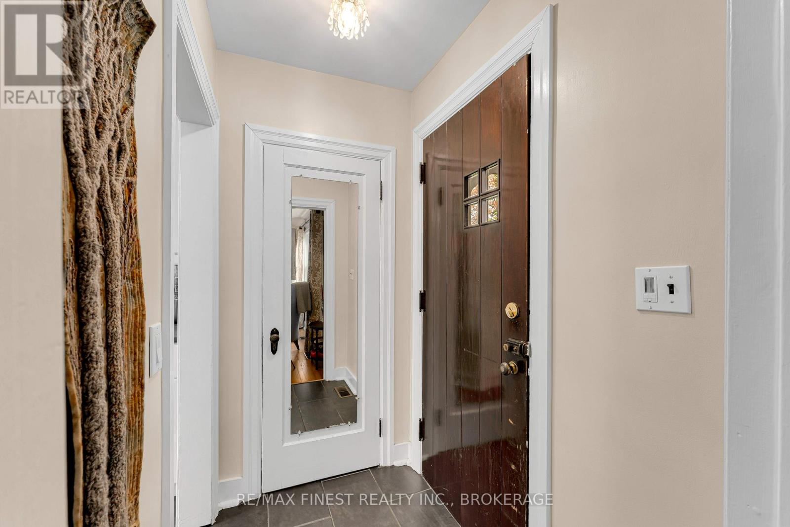 298 College Street Property Photo 4