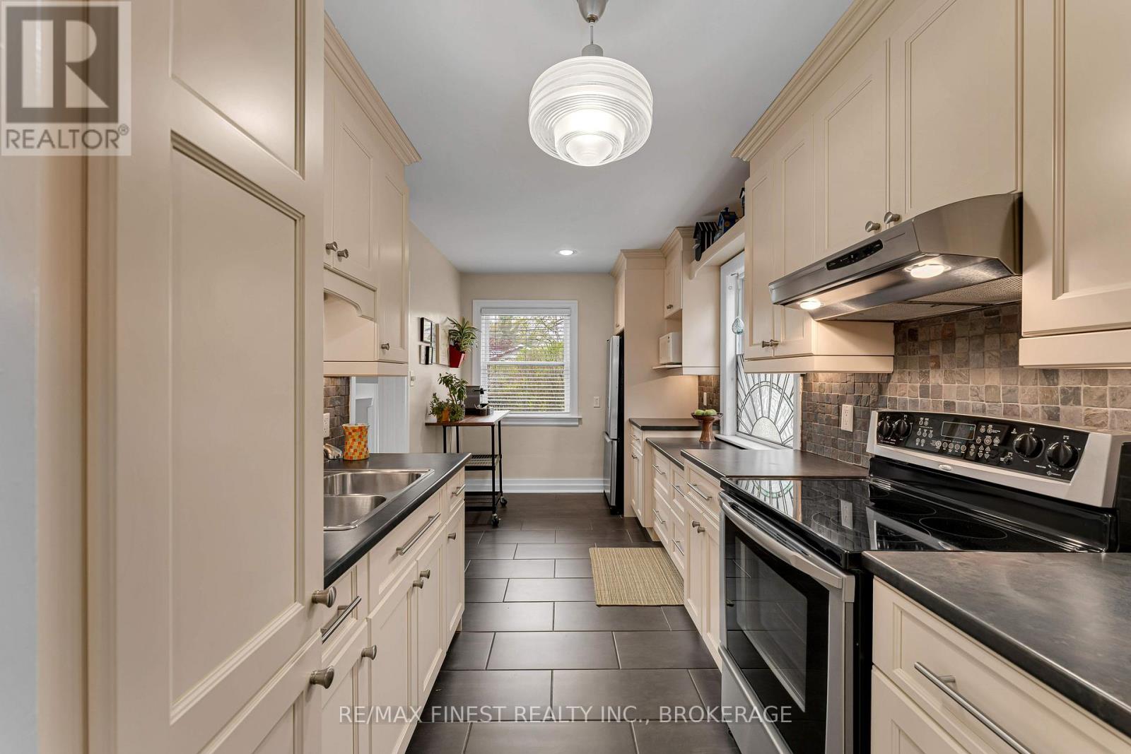 298 College Street Property Photo 6
