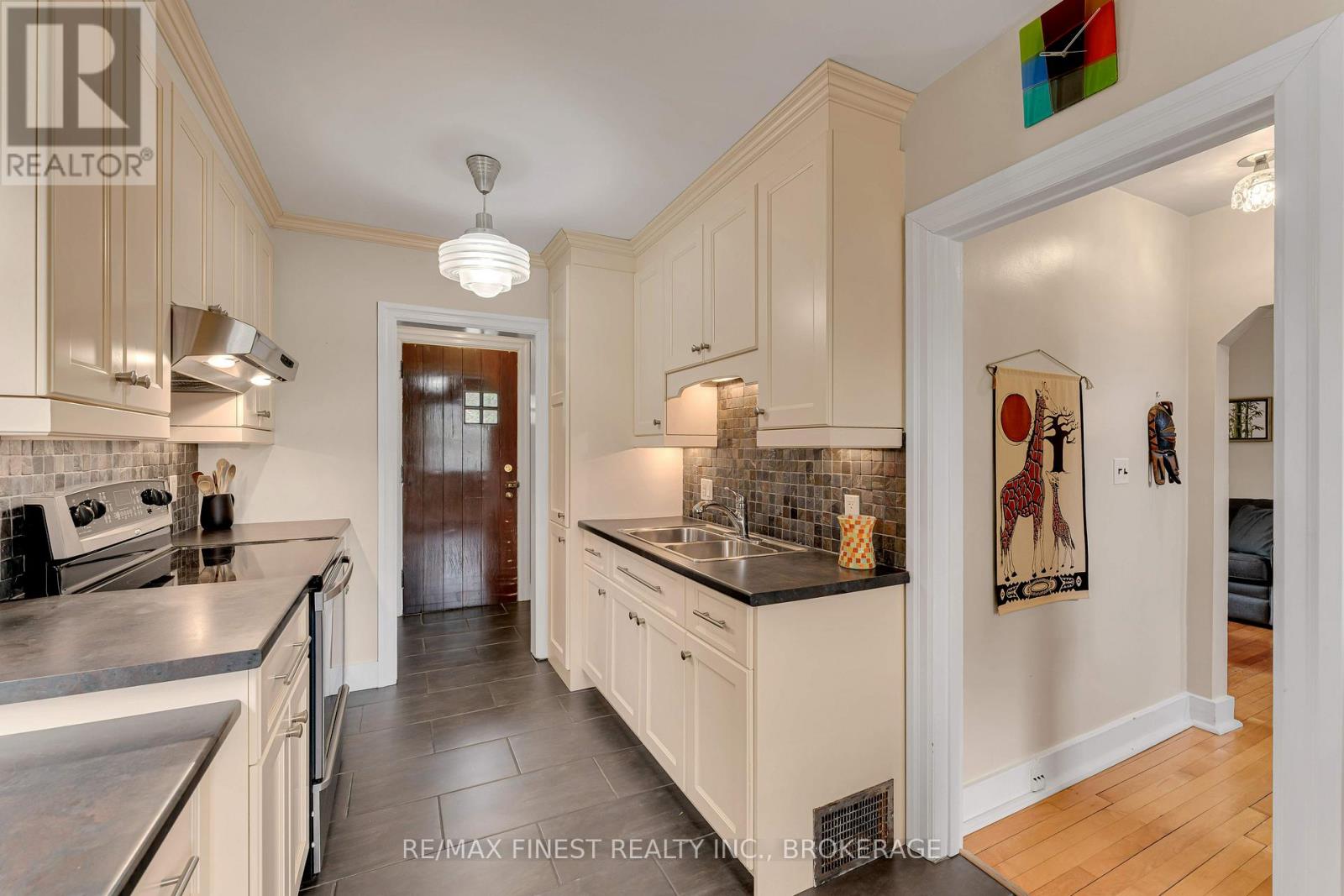 298 College Street Property Photo 7