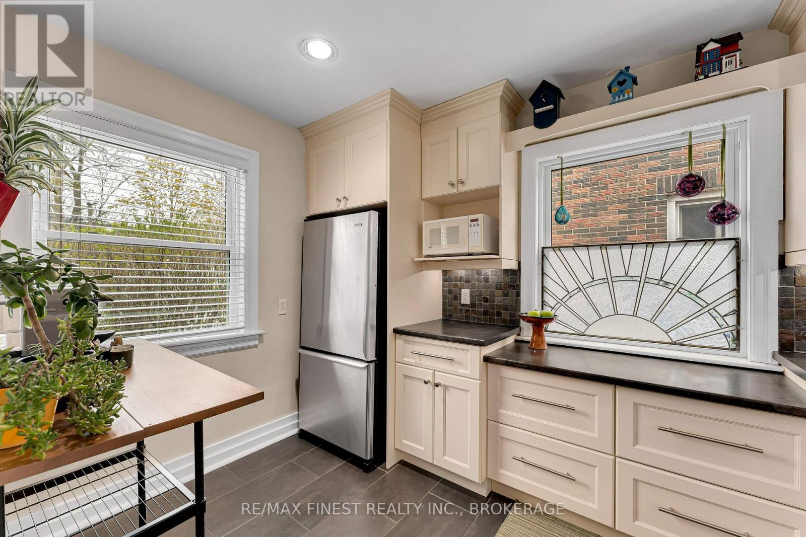 298 College Street Property Photo 8