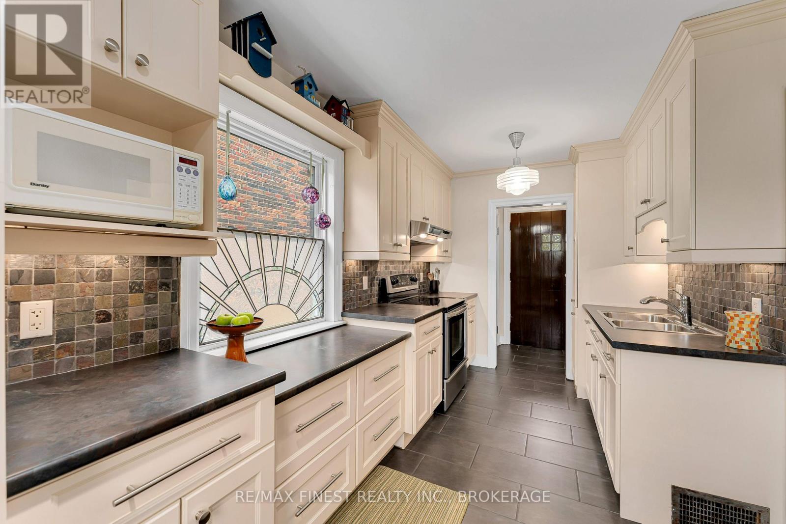 298 College Street Property Photo 9