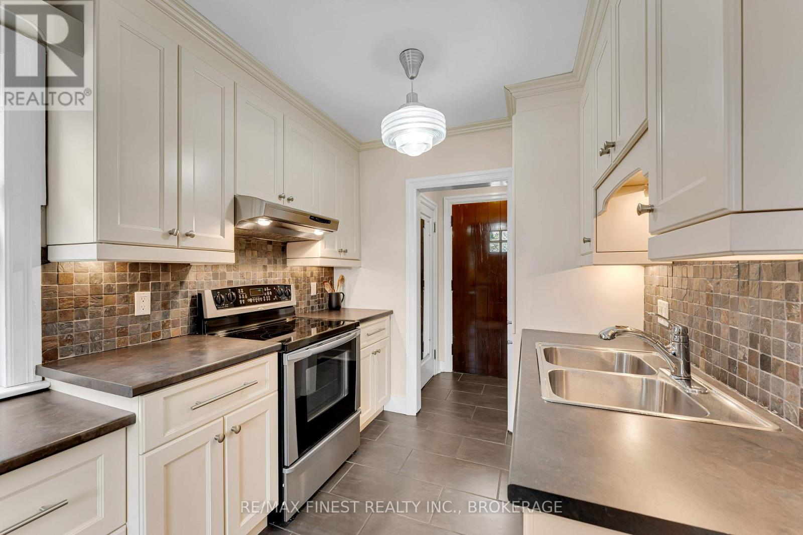 298 College Street Property Photo 10