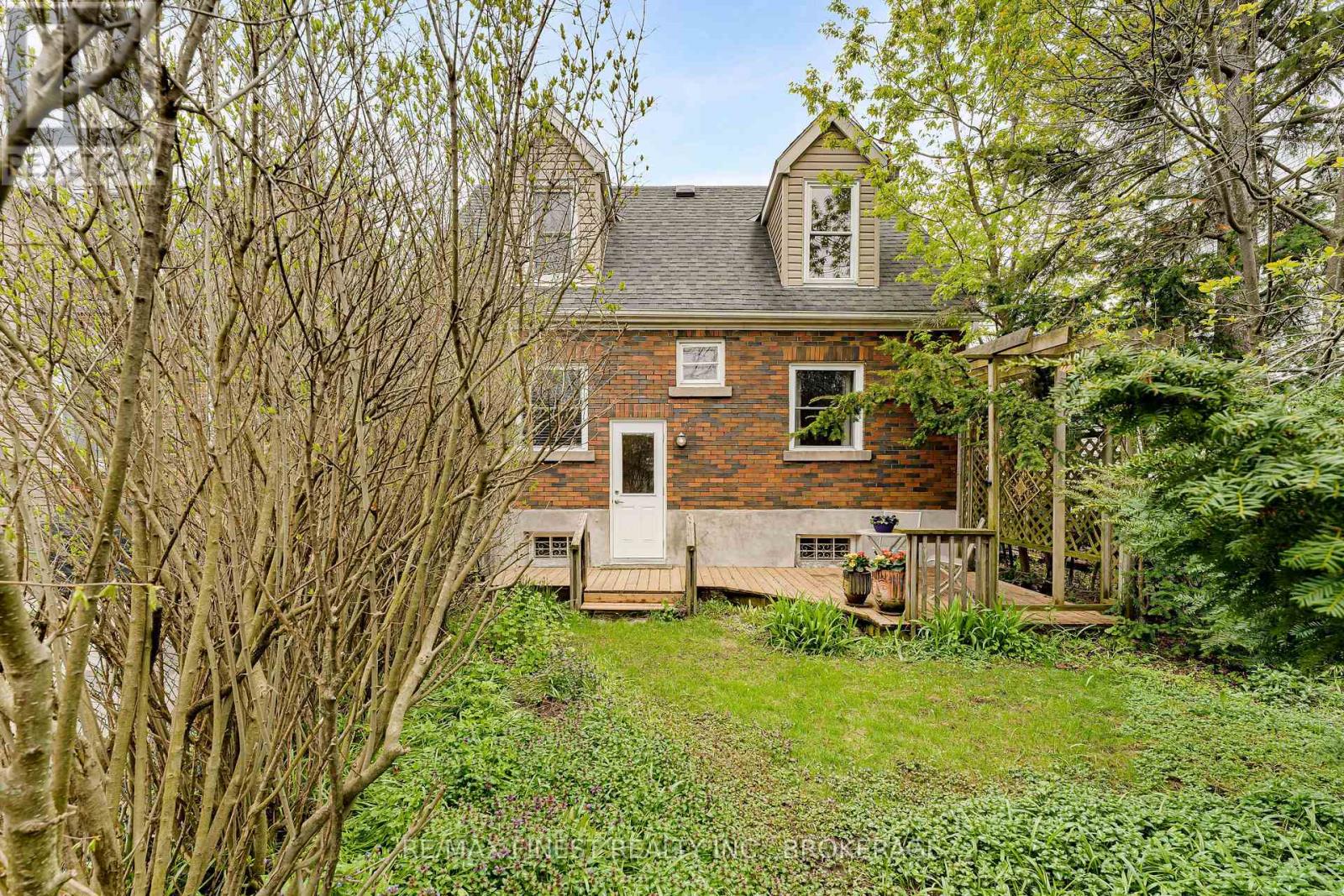 298 College Street Property Photo 32