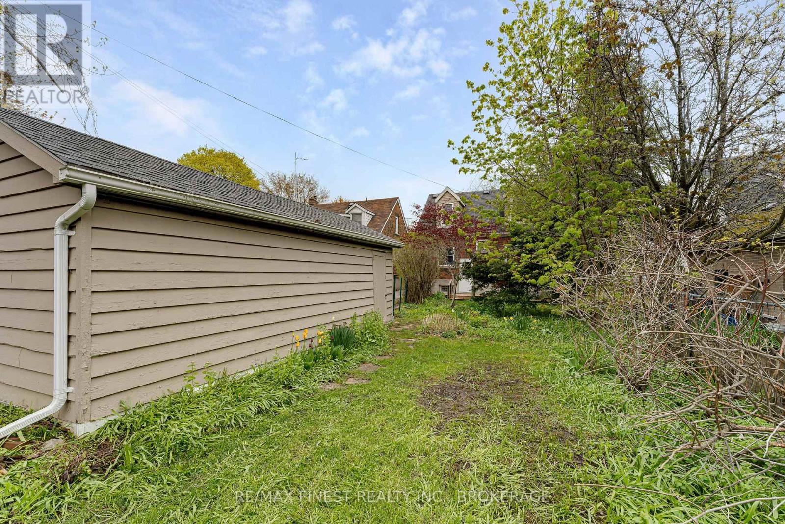 298 College Street Property Photo 36