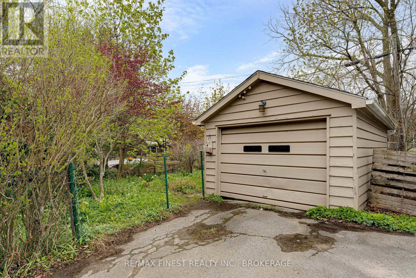 298 College Street Property Photo 37