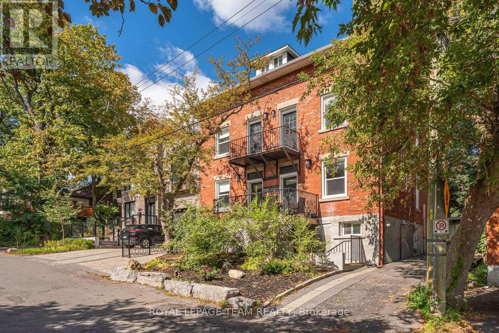 447 - 449 Green Avenue Property Photo 3