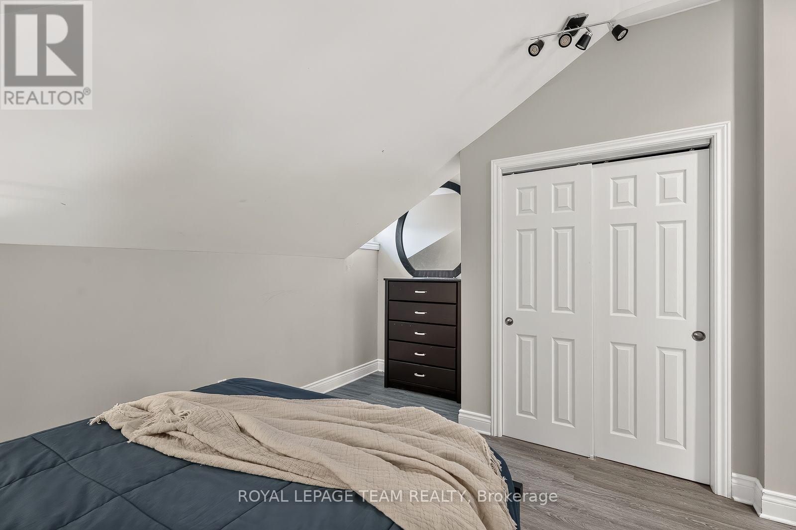 447 - 449 Green Avenue Property Photo 36